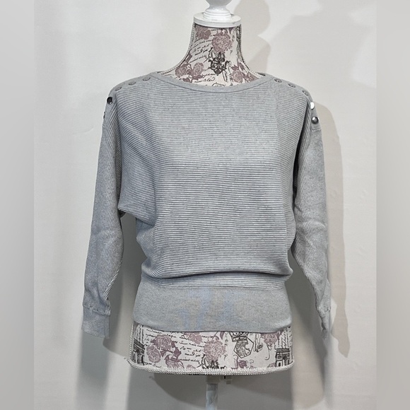 🛍️CARMEN MARC VALVO Light gray bat wing sweater size S. - Picture 2 of 12